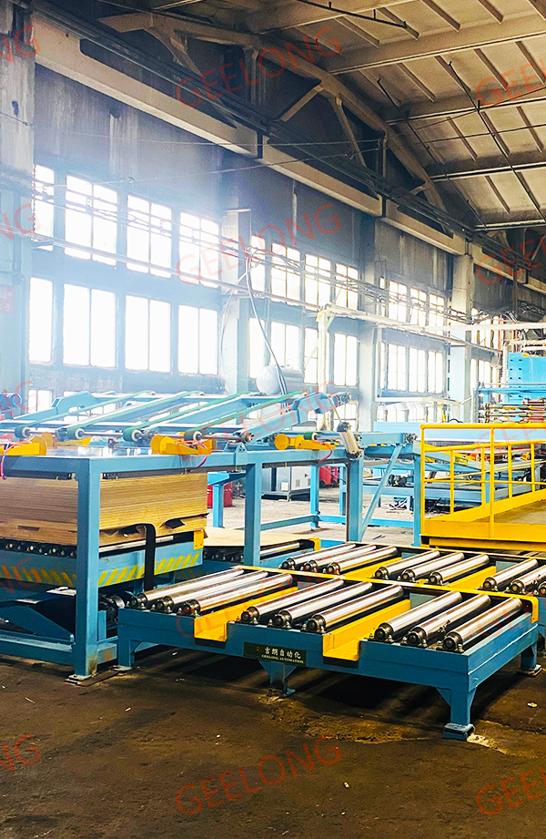 Автоматическая система загрузки и разгрузки фанеры для производства ламинированной плиты.